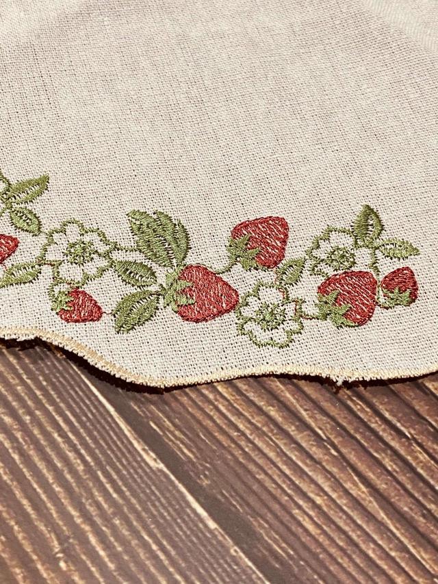 【ナチュラルキッチン】刺繍ランチマット ストロベリー／税込330円