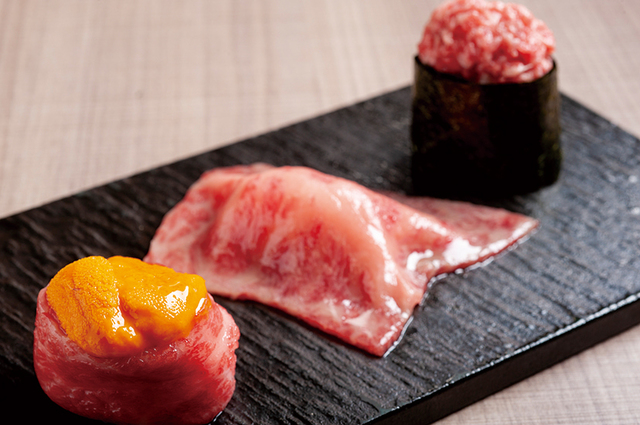 極上赤身肉の軍艦 400円、リブロースの炙り握り 500円、リブロースの炙り雲丹軍艦 900円｜うしごろバンビーナ五反田店