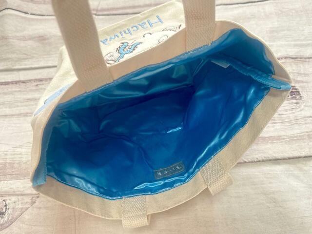 内側はポケットなどはないシンプルな作り