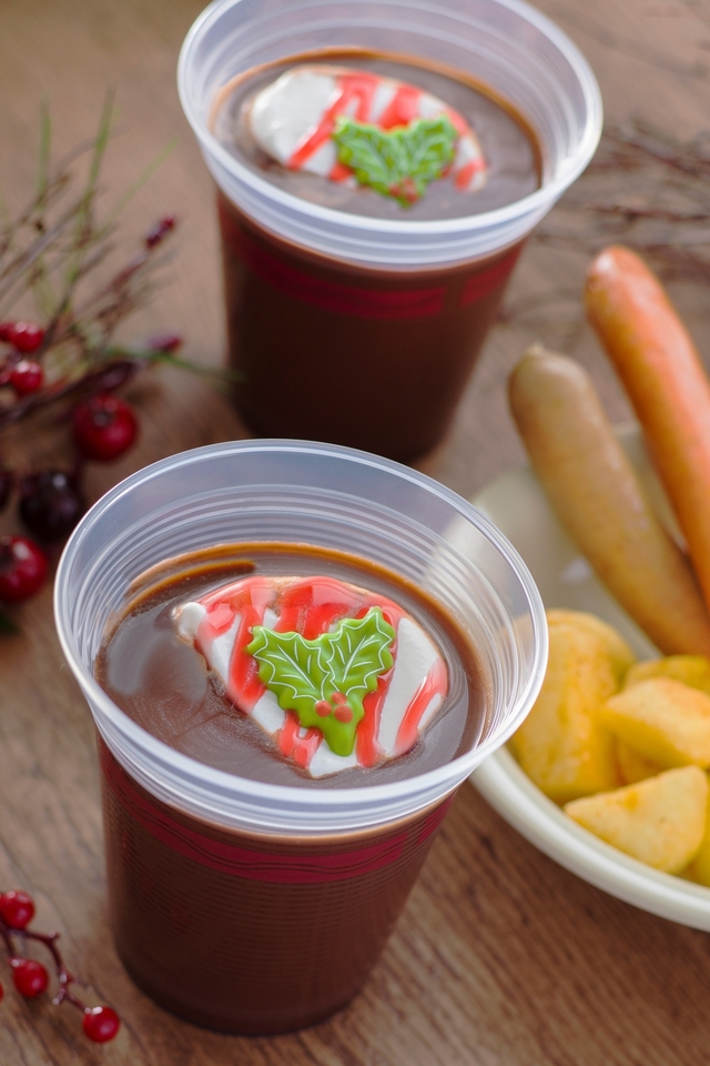 ホットチョコレートカクテル（木いちごリキュール入り）¥680｜販売店舗「ユカタン・ベースキャンプ・グリル」｜東京ディズニーシー「クリスマス・ウィッシュ」（2016年）スペシャルメニュー