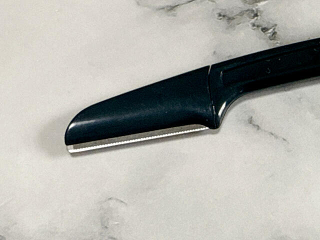 眉周りの不要な毛を剃るのに使います。使用するときはクリームでお肌を保護するのがポイント！
