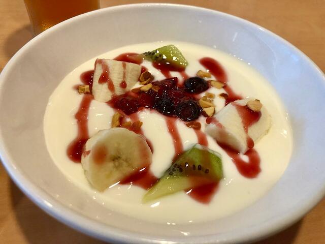 【ガスト　フルーツヨーグルトボウル&サラダセット】フルーツヨーグルトボウルにはミックスベリー、キウイ、アーモンド、フランボワーズソース、バナナがのっています