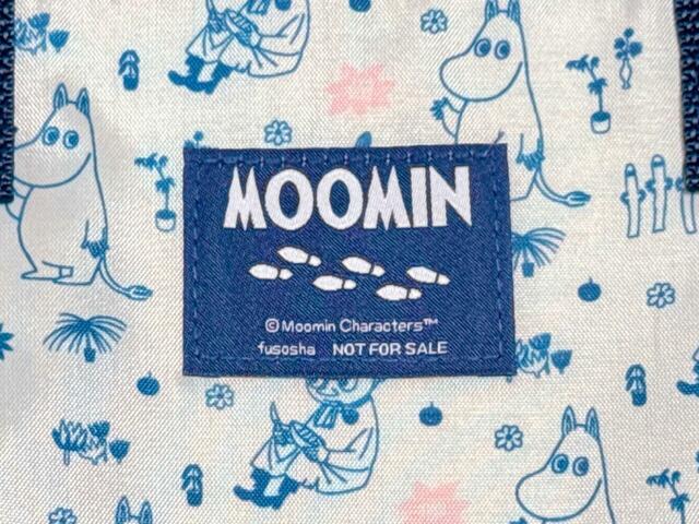 【MOOMIN＜ムーミン＞ ボックス型の大容量 保冷保温バッグ】織りタグをよく見ると…リトルミイの足跡が！