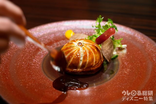 和牛テンダーロインのパイ包み焼き 芳醇なペリグーソースとスポイトに入れたグリオットピュレと共に（別途5,000円）｜“ディズニー・クリスマス”ユールタイド 12,000円｜東京ディズニーランドホテル「カンナ」