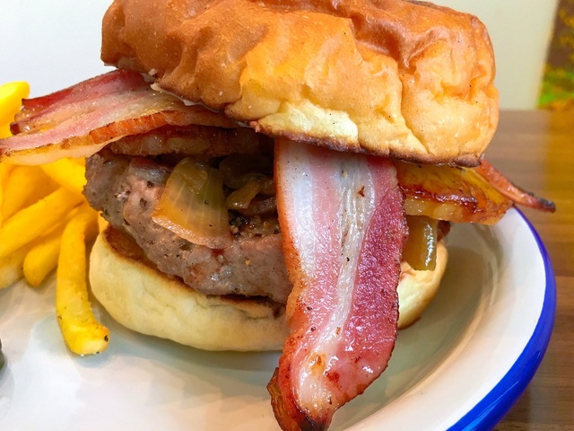 「ハワイアンバーガー」（単品1,280円、写真のポテト付きは1,380円）