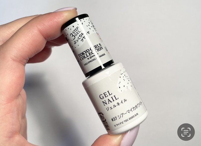 【ダイソー ジェルネイルDA37 シアーマイカホワイト】三度塗りならマイカの粒を活かしたデザインになります