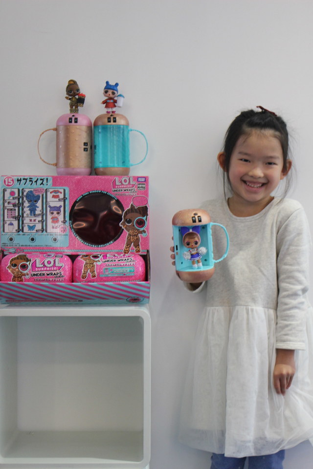 お気に入りのトイを手にニッコリ！