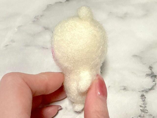 ちいかわっぽさが足りないポイントは体の厚み。ほっそりとしているからか、シュッとした雰囲気に!?