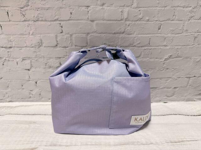 【カルディ 春を感じるコーヒー＆ランチバッグ】上部をくるっと丸めてサイドのスナップボタンを留めると、丸みのある台形のようなフォルムに変形します！