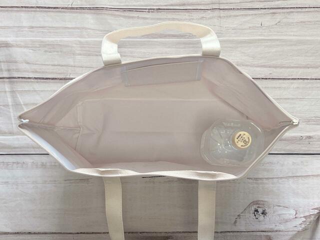 2リットルのペットボトルを1本入れてみました!残りのスペースを見ると、あと5本はすんなり入りそうですね♪