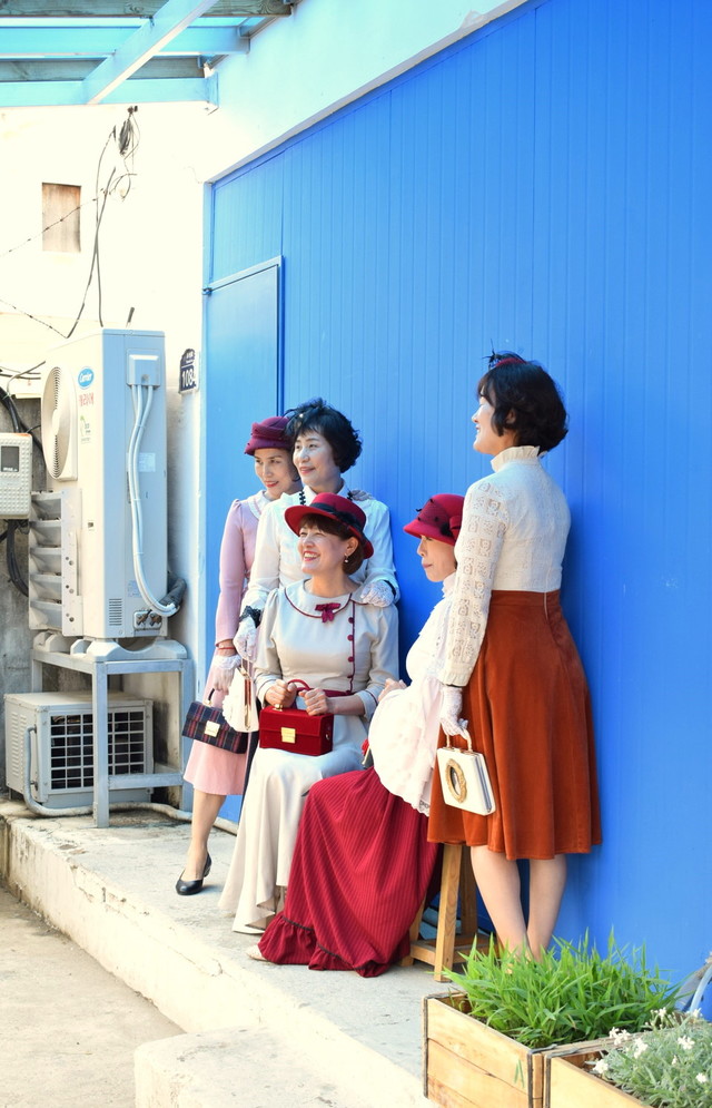 40年代風のレンタル衣裳で撮影に興ずるお姉さまたち。撮影スタジオは全州に限らず伝統文化を楽しむ観光地にはかならずある。写真は慶州（慶尚北道）