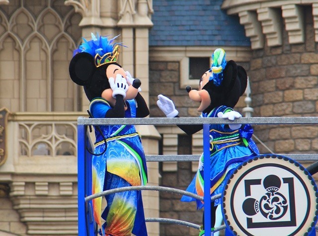 結局通じず、恥ずかしがるミッキー