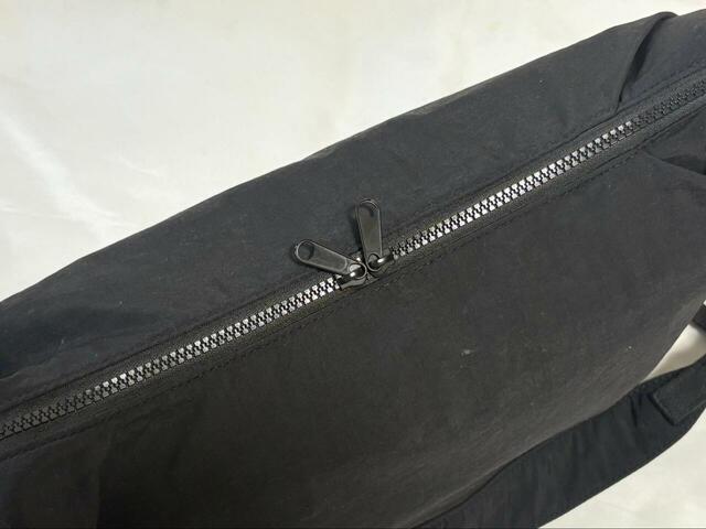 【GU ソフトナイロンクロスボディバッグ】メイン収納部はダブルファスナー仕様。右掛け・左掛けどちらでも使いやすいです♪