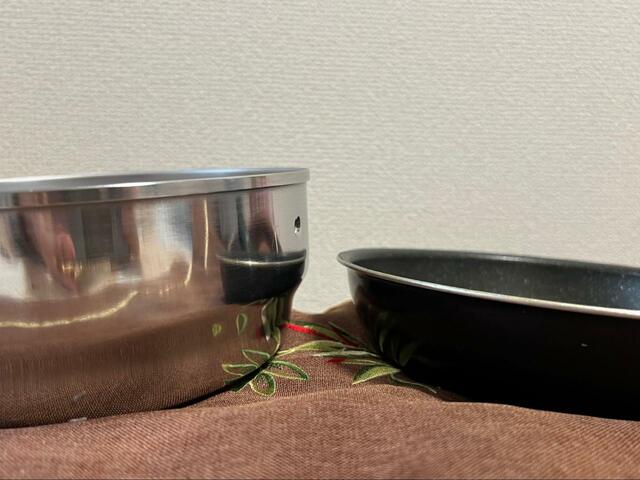 【揚げてお仕舞い】フライパンと並べてみました。深さがあるので天ぷら調理にぴったり！