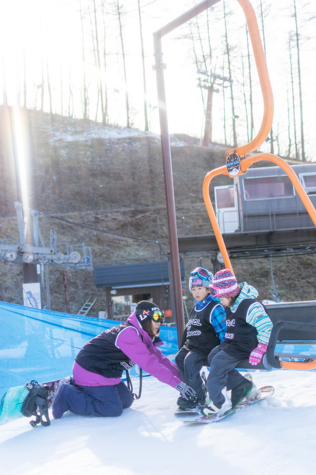 スクールオブスノーボードでは、リフト練習機で、リフトから降りる練習ができる｜軽井沢スノーパーク