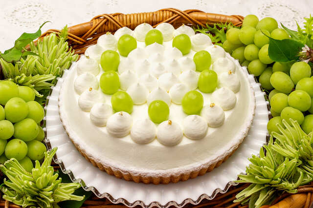 【キル フェ ボン】「シャインマスカットのショートケーキタルト」1ピース ￥1,393、ホール（25cm）￥13,932／販売期間：8/1～10/15まで販売予定、販売店舗：青山限定