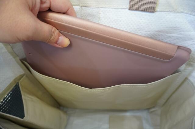 【3COINS マザーズバッグ】書類やタブレット入れに最適なポケット