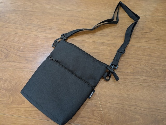 【山崎実業 tower コンビニちょい買い保冷＆保温バッグ】外側にはファスナー付きポケットがあり、スマホや鍵などの貴重品を入れるのに最適！