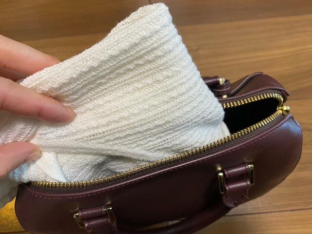 【ユニクロ レースラウンドネックショートカーディガン】畳めば小さめのバッグにも入っちゃう♪ シワも気にならない素材感です