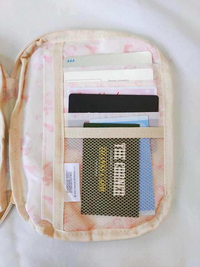 ポケット機能が充実【ゼクシィ10月号】付録：SNOOPY（スヌーピー）マルチケース