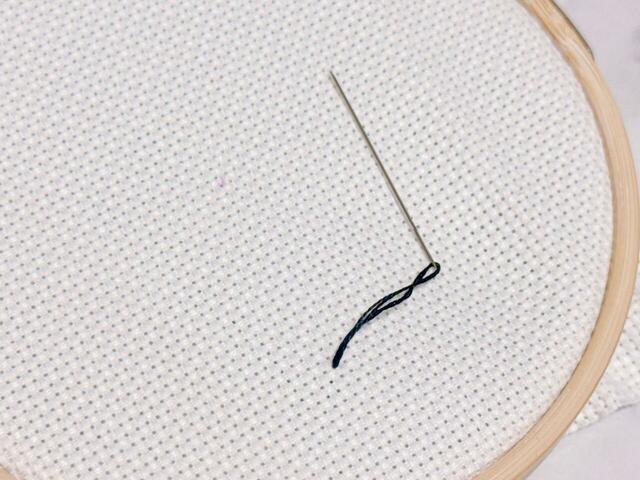 ジャバクロスのマス目に沿って針を刺します