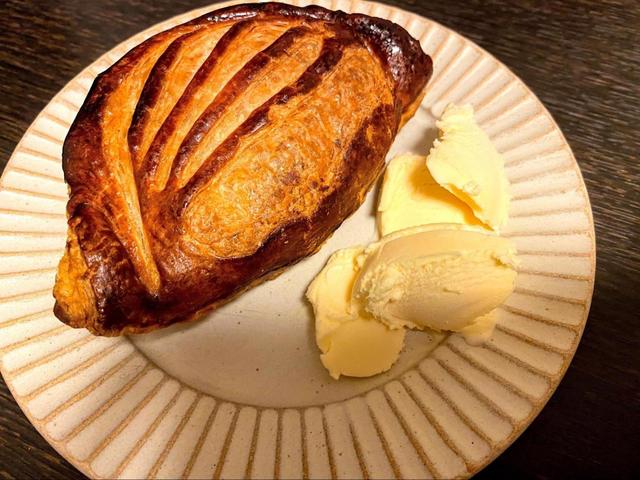 【シャトレーゼ プレミアムアップルパイ】スプーンで削ぐように添えると食べやすいです