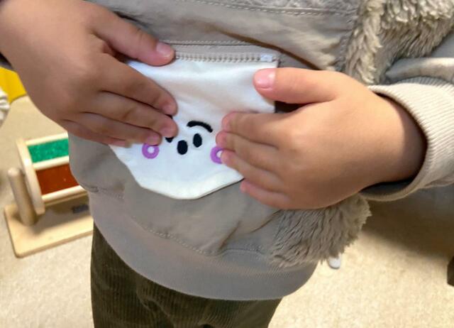【シナぷしゅ×GU baby コンビネーションプルオーバー】自分でチャックを開けて取り出せました