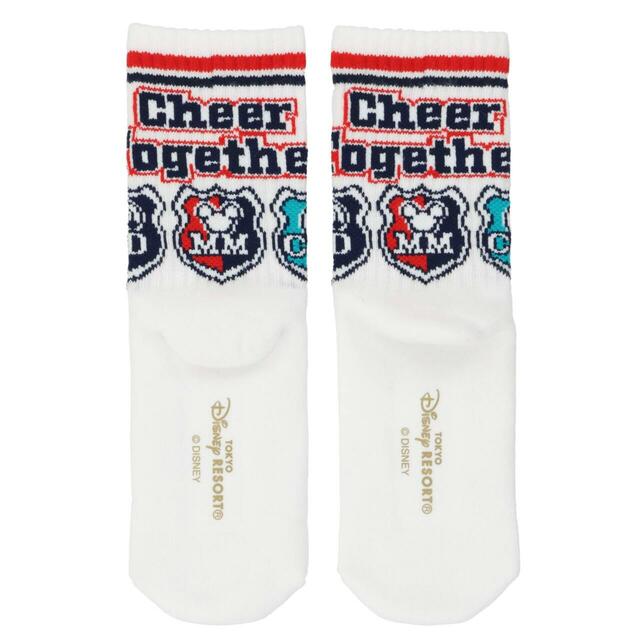 靴下 1,200円|東京ディズニーリゾート「ポンポンを持ったミッキーたちが元気に盛り上げてくれるグッズ」|販売店舗:東京ディズニーランド「グランドエンポーリアム」、東京ディズニーシー「エンポーリオ」|発売日:2025年4月24日(木)