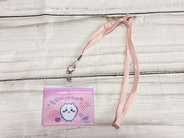 【ちいかわ×DAISO限定デザイン】「ストラップ付き名札 ちいかわ」商品名は“名札”ですが、実際はビニール素材のカードケースにポリエステル製のストラップが付いた仕様！