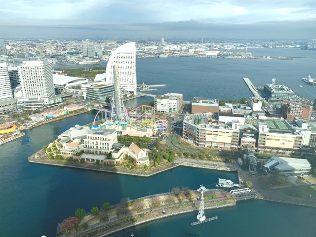 〈SMAAK〉の店内からみた景色。取材時は突然虹が現れた