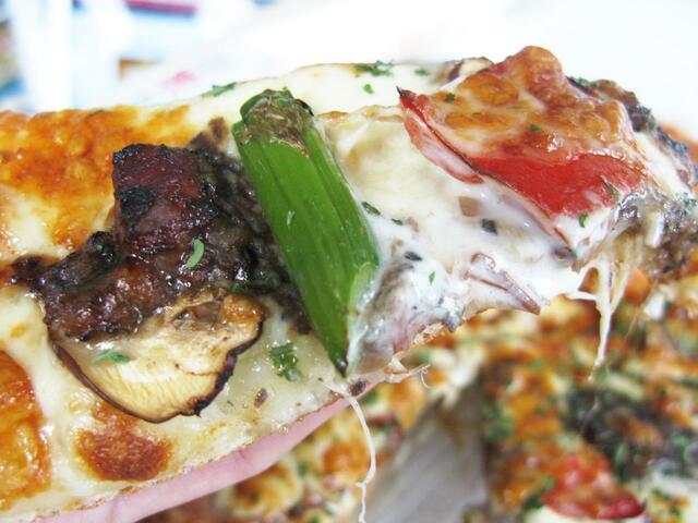 アスパラのシャキシャキ感とほろっとジューシーなビーフが絶品【とろけるビーフのよくばりクォーター】