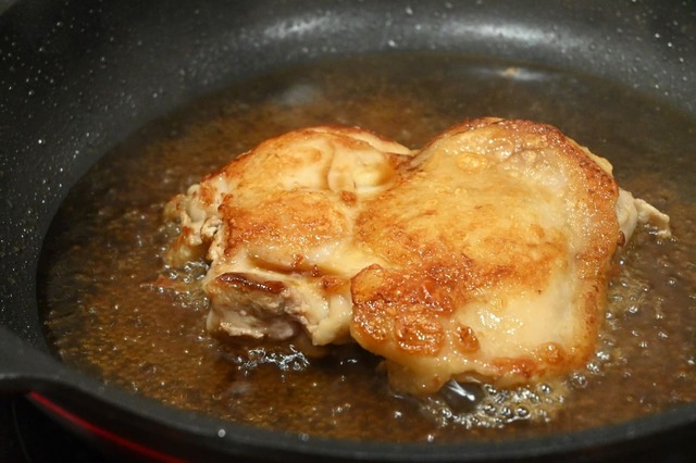 【おもちアレンジ・もちピザ】肉にタレを絡ませる。この時点で美味しそう…