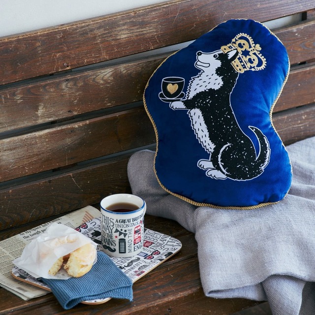 【Afternoon Tea LIVING】ノンスリップトレー ¥1,980、マグカップ(270ml) ¥1,980、ミニクッション ¥3,850