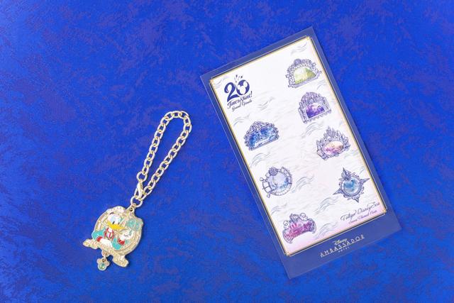 「エンパイア・グリル」“東京ディズニーシー20周年：タイム・トゥ・シャイン！”グランドフィナーレ・エンパイア・グリル・ランチ　オリジナルチャーム