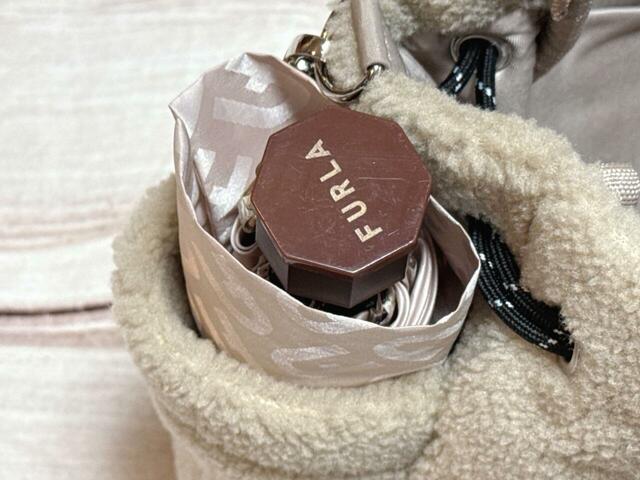 ボトルホルダーには折りたたみ傘が収納可能