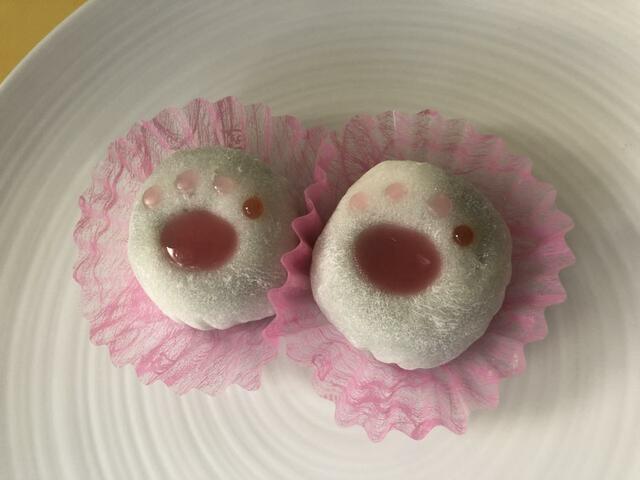 【招福猫子（ねこ）まんじゅう】ぷにぷ肉球（求肥生地、いちごあん／抹茶あん）