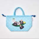 「​​​Suicaのペンギン×ほんのり屋　ふわふわ保冷巾着トート（ライトブルー ※EC限定カラー）」＜サイズ：（約）W上辺330/下辺210×D120×H200mm＞【Suica利用でオトクに購入！おむすび処 ほんのり屋に「Suicaのペンギン ふわふわ保冷巾着トート おむすびセット」が数量限定で登場！】