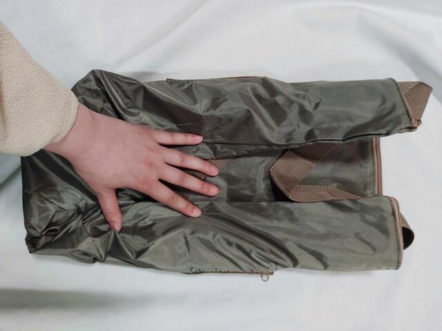 左右ともに1/4のところで折りたたみます