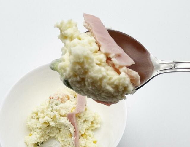 まいばすけっと「徳用北海道産ポテトサラダ」を持ち上げたところ