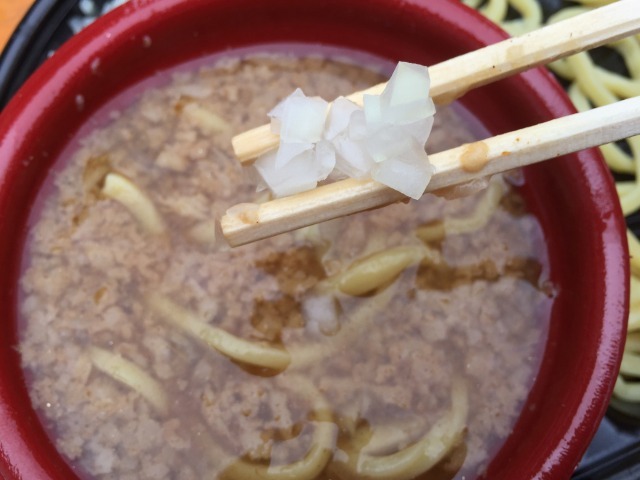 刻み玉ねぎがアクセントになる