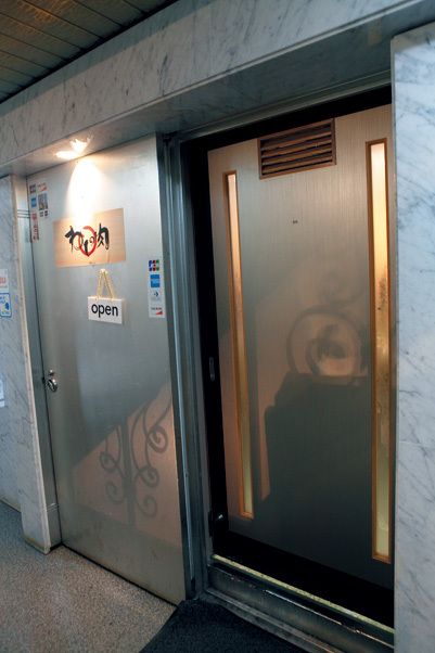 黒毛和牛一頭買い専門店 わしの肉（心斎橋）　外観　雑居ビルの2階という穴場感がいい。