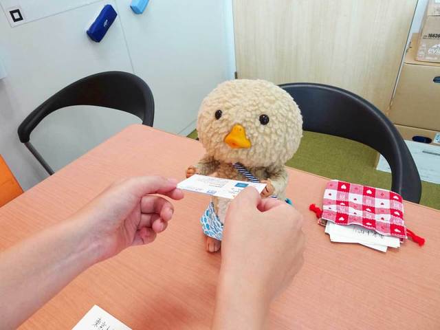 トガリくんは自分の名刺も持っているので、「mimot.」編集部の人と名刺交換