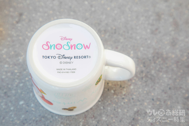 底にはスノースノーのロゴも｜レアチーズムース＆ミルクゼリー、スーベニアカップ｜東京ディズニーシー