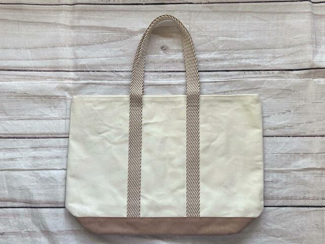 バックは装飾がないシンプルなデザイン