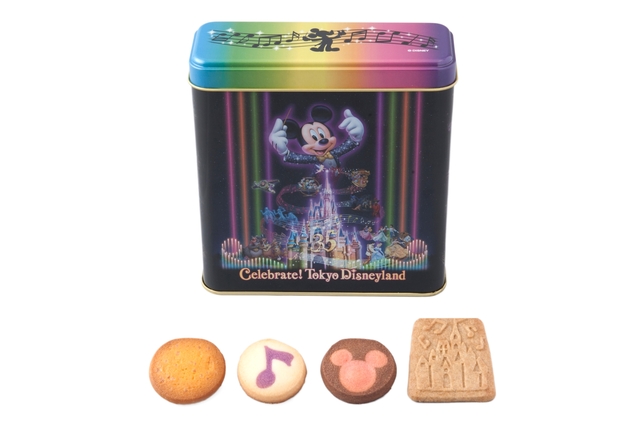 アソーテッド・クッキー ¥1,100 ※内容量：14個[塩キャラメルクッキー 4個、バター＆ムラサキイモクッキー 3個、チョコレート＆ストロベリークッキー 3個、オレンジクッキー 4個] ※オレンジクッキーは粒の大きい砂糖入り。ザクザクとした食感が楽しめる｜東京ディズニーランド「Celebrate! Tokyo Disneyland」スペシャルグッズ（2018年）