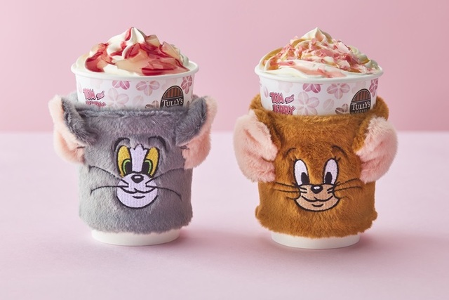 「トムとジェリー もふもふスリーブ (トム)／トムとジェリー もふもふスリーブ (ジェリー)」＜期間：2025年2月5日〜／2025年2月12日〜＞【タリーズコーヒーと「トムとジェリー」の2025年コラボ♪「桜舞う ハニークリームラテ」や限定フード＆グッズ販売！】