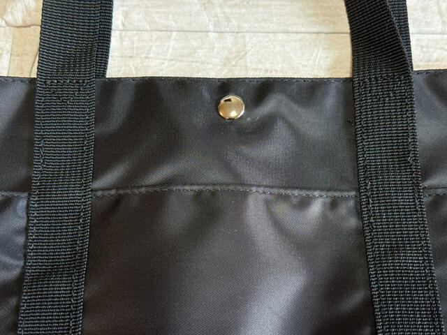 背面にもポケットが1つついています！