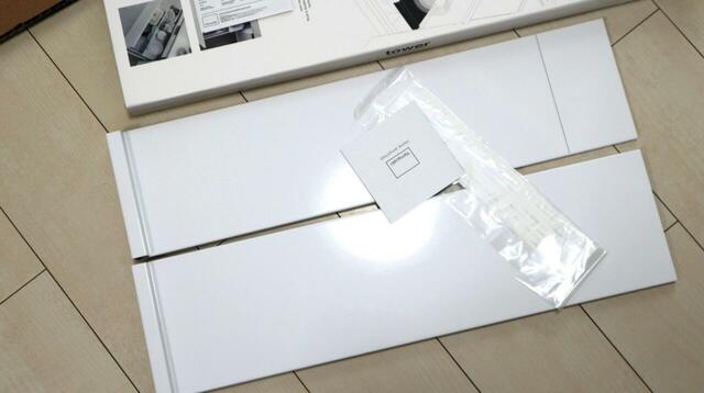 【山崎実業 tower 伸縮キッチン引き出し中ラック ワイド】本体とすべり止めシールのみ。ネジなどのパーツはありません