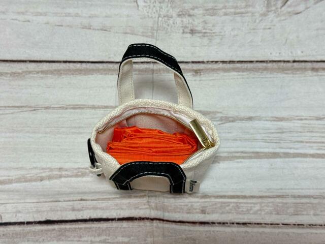 バッグ型チャームの中にイン!