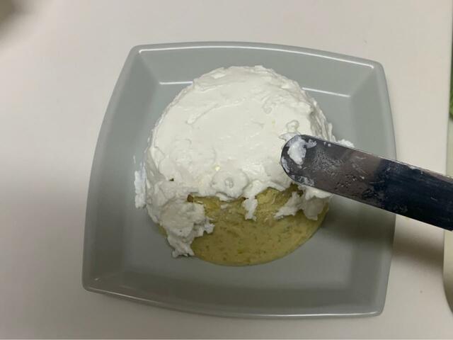 【工程5 ヨーグルトをケーキにに塗る】塗りにくい場合はホエーを入れてなめらかにすると塗りやすくなります